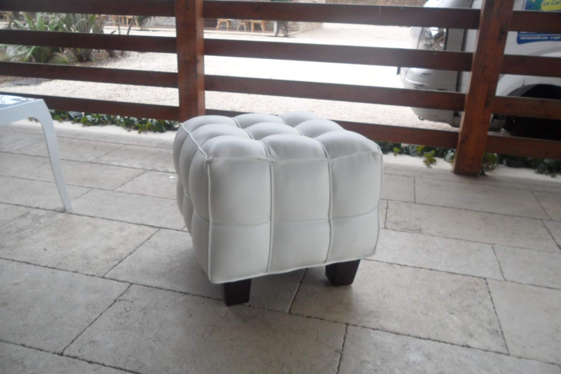 POUF QUADRATO BIANCO IN PELLE 45X45X45CM